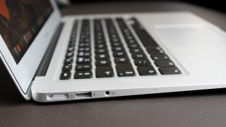 does the macbook pro inch have a headphone jack