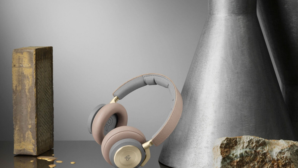 does the z fold come with headphones