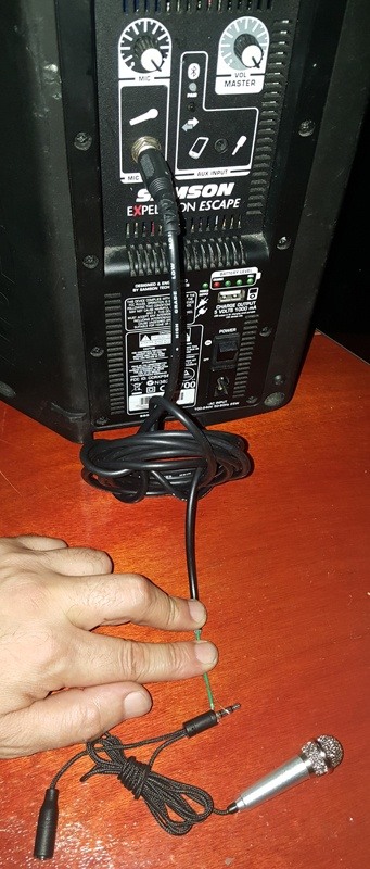 how do i connect headphone to my pc.main qimg bbfd1976d255028fe019248edf912287 c