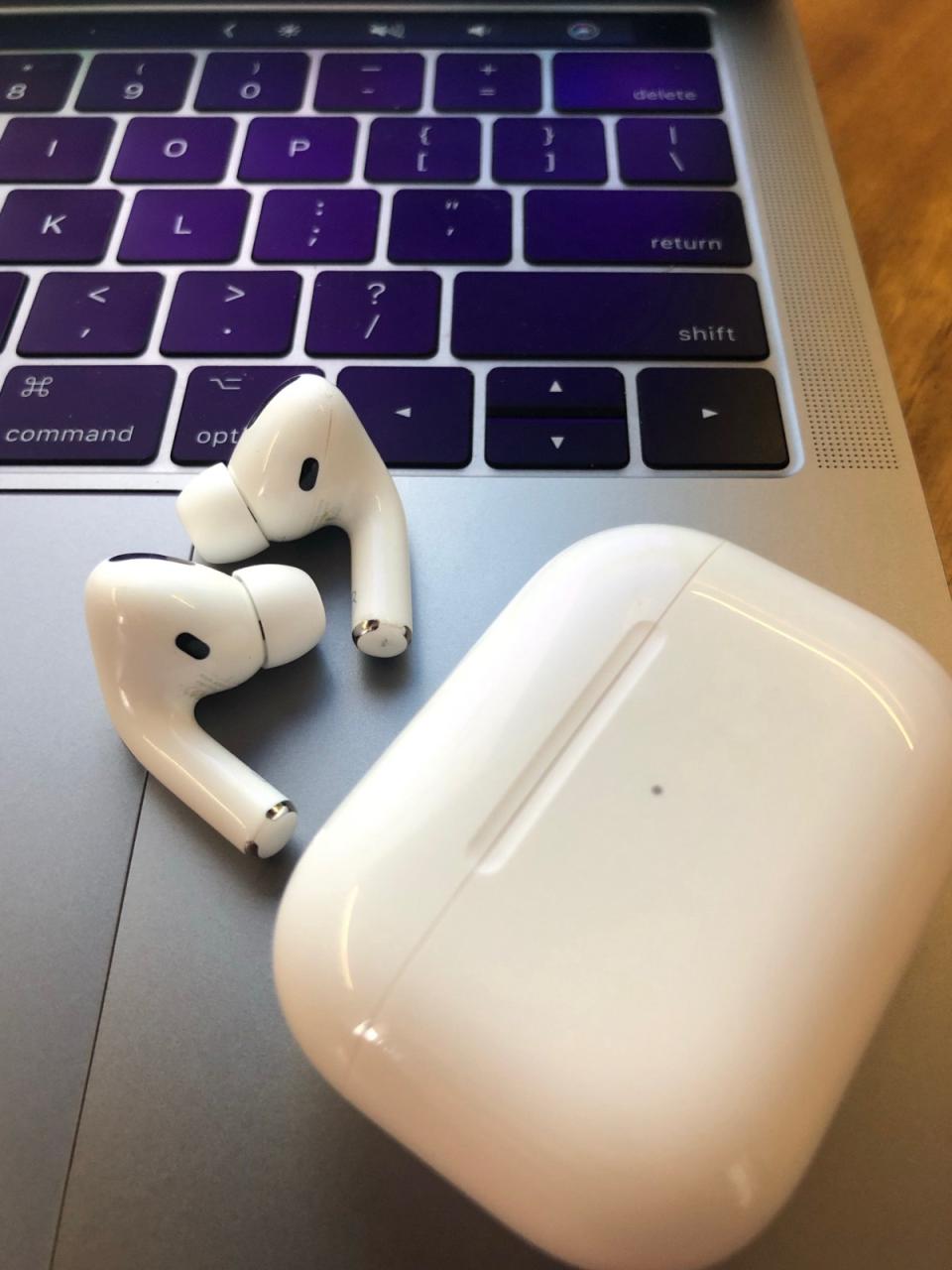 how do i connect my headphones to my iphone