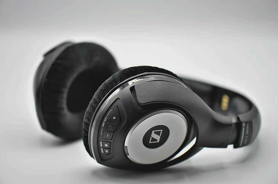 how do we use wireless headphones