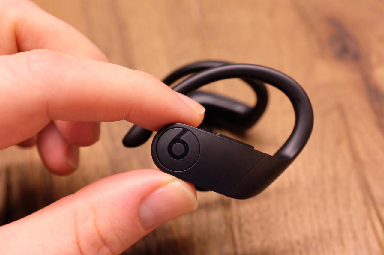 how to turn on beats wireless earbuds
