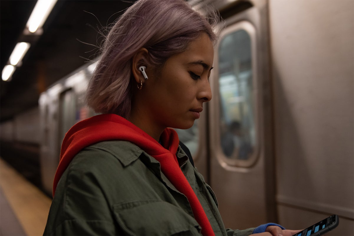 how to turn on noise cancelling on airpods on iphone